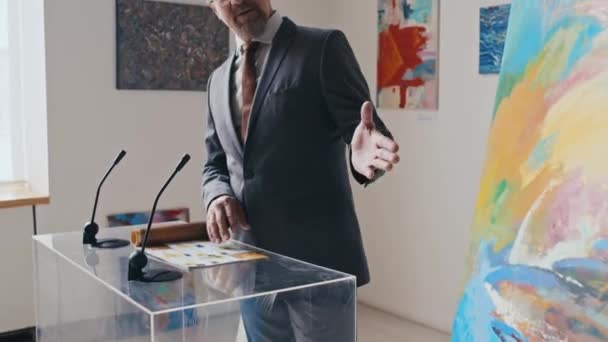 회견에서 손전등 앞에서 말하는 코카서스 미술관 큐레이터의 컬렉션을 새로운 그림을 — 비디오
