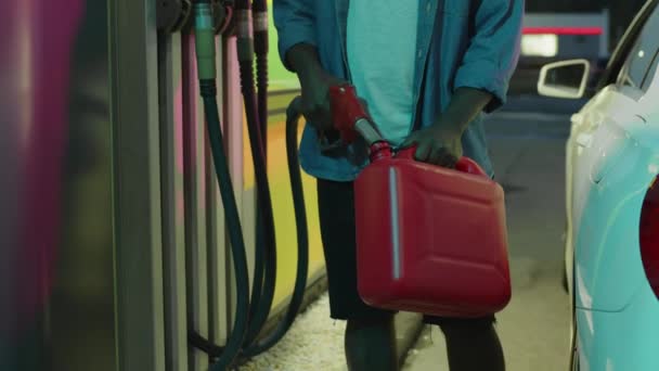 Afrika Kökenli Amerikalı Jeneratörünün Yakıt Hortumunu Alırken Benzin Bidonunu Benzin — Stok video