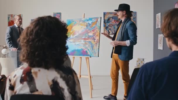 Eksantrik Genç Beyaz Erkek Ressamın Sanat Galerisinde Çeşitli Halka Basına — Stok video