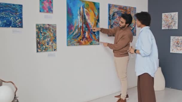 Teljes Felvétel Fiatal Arab Férfi Áll Múzeumban Modern Művészeti Kiállítás — Stock videók