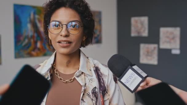 Közepes Közelkép Fiatal Afro Amerikai Kortárs Művészeti Múzeum Igazgatója Beszél — Stock videók
