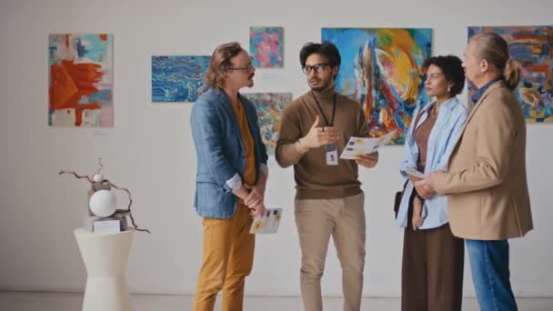 Full Shot Confident Arab Male Art Gallery Employee Talking Group — Stock Video