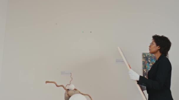 Plan Confinement Moyen Une Jeune Galeriste Biraciale Uniforme Gants Blancs — Video