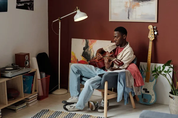 Genç Afrikalı Amerikalı Erkek Müzisyen Gündelik Kıyafetleriyle Oturma Odasının Köşesinde — Stok fotoğraf