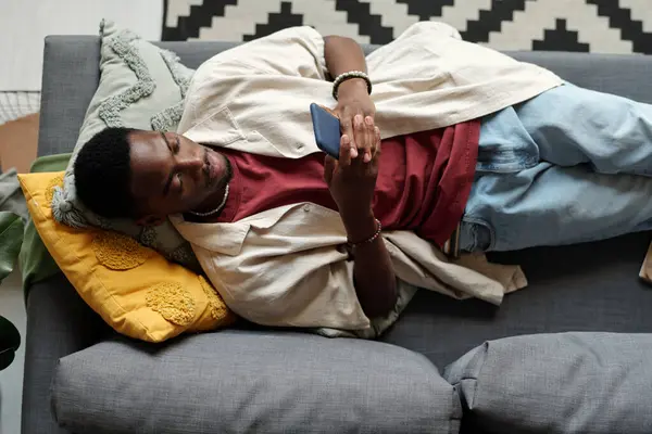 Afro Amerikalı Adam Oturma Odasında Yastıklarla Kanepede Dinleniyor Online Video — Stok fotoğraf