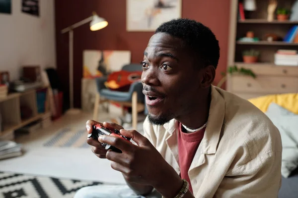 Jovem Afro Americano Espantado Com Gamepad Sentado Frente Aparelho Tela — Fotografia de Stock