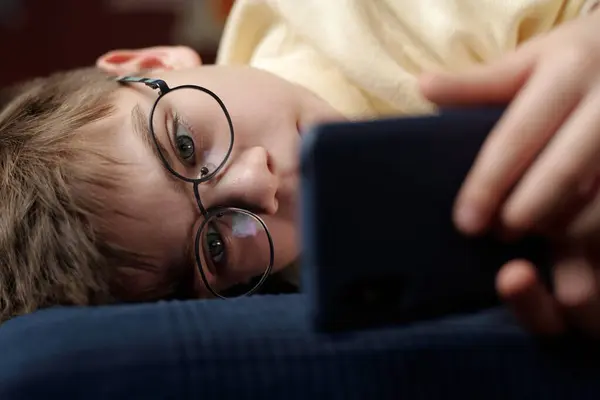 Youngster Mit Brille Liegt Auf Bett Oder Couch Vor Der — Stockfoto