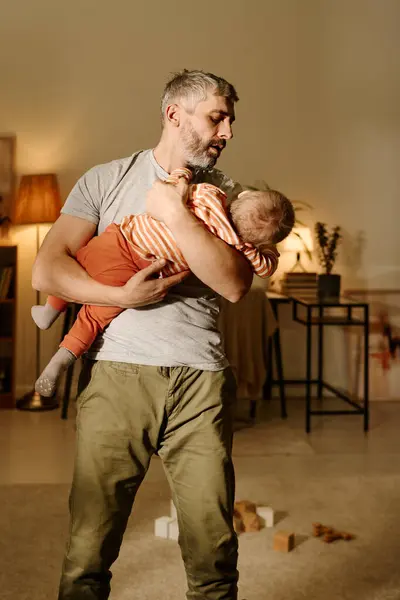 Rijpere Vader Casualwear Houden Zijn Schattige Baby Zoon Handen Kijken — Stockfoto