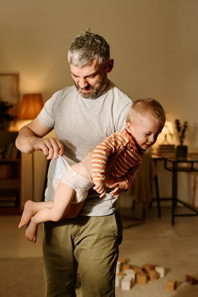 Dojrzały Oburzony Ojciec Ubraniu Casualwear Trzymając Swojego Uroczego Synka Rękach — Zdjęcie stockowe