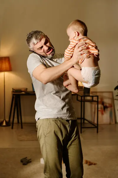 Hombre Asqueado Con Hijo Bebé Las Manos Sintiendo Mal Olor —  Fotos de Stock