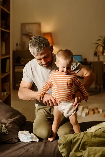 Olgun Bir Baba Sevimli Bebeğinin Bezini Değiştirip Yanında Yatarken Her — Stok fotoğraf