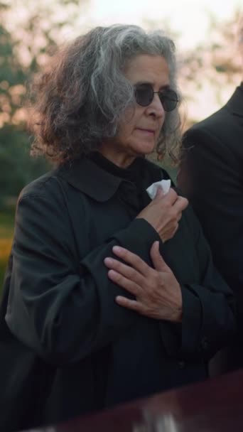 Pionowe Nagranie Kobiety Żałobie Starszej Rasy Używającej Chusteczki Podczas Ceremonii — Wideo stockowe