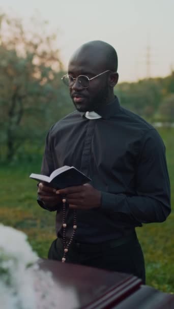 Vertikale Full Medium Aufnahmen Des Schwarzen Priesters Mit Gebetbuch Das — Stockvideo