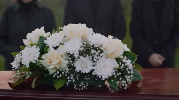 Großaufnahme Eines Straußes Weißer Rosen Und Chrysanthemen Auf Einem Holzsarg — Stockvideo