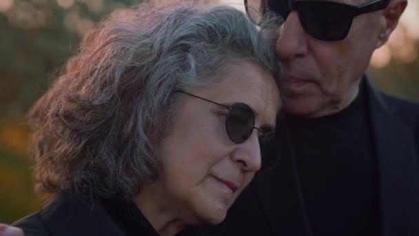 Großaufnahme Eines Älteren Kaukasischen Mannes Mit Sonnenbrille Erleichtert Ehefrau Die — Stockvideo