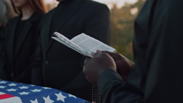 Bakre Närbild Oigenkännlig Präst Radband Läsa Bönbok Begravning Amerikanska Militära — Stockvideo