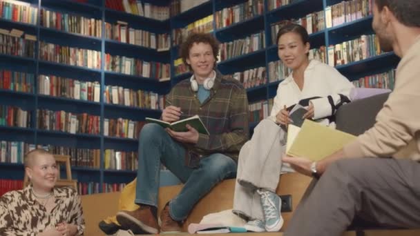Средний Полный Снимок Многорасовых Молодых Мужчин Женщин Сидящих Вместе Библиотеке — стоковое видео
