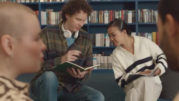 도서관에 과제에 학생의 선택적인 아시아 코카서스 노트북을 해결책을 — 비디오