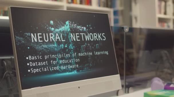 大学図書館のコンピュータ スクリーンのクローズアップ インパルス アークショット ニューラル ネットワーク上のプレゼンテーション スライド 会話と芸術の反射 — ストック動画