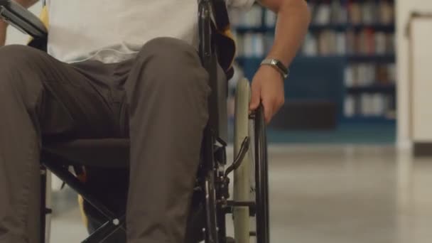Średnie Ujęcie Młodego Studenta Bliskiego Wschodu Niepełnosprawnego Wózku Inwalidzkim Przetaczającym — Wideo stockowe