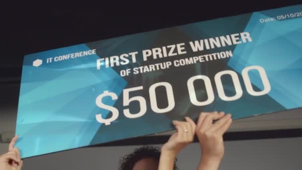 Tiro Close Grande Prêmio Cheque Para Ganhar Competição Inicialização Mãos — Vídeo de Stock