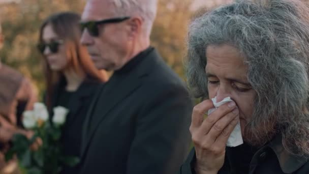 Boczne Zbliżenie Białej Starszej Kobiety Używającej Chusteczki Powstrzymującej Łzy Podczas — Wideo stockowe