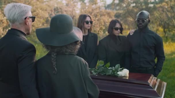 Tillbaka Bilder Äldre Sörjande Föräldrar Vid Begravning Ceremoni Kyrkogården Står — Stockvideo