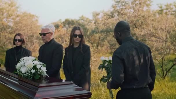 Sledování Záběrů Černocha Přijíždějícího Venkovní Pohřeb Vyjadřující Soustrast Kladení Bílých — Stock video