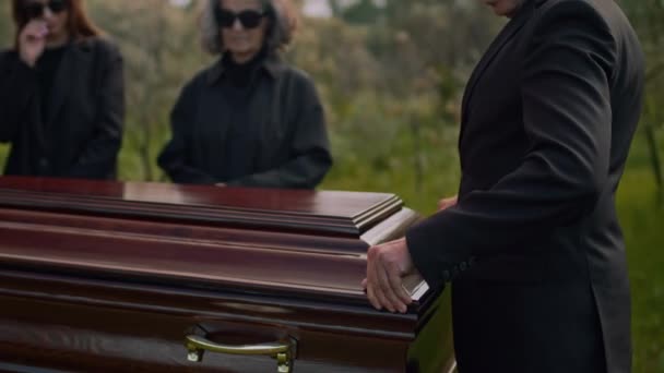 Tahta Tabutun Kapağını Yavaşça Kapatıp Mezarlıktaki Dinlenme Yerine Gitmek Üzere — Stok video