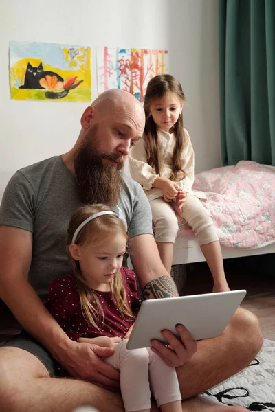 Bearded Father Tablet Sitting Floor Two Adorable Little Daughters Watching — Stock Photo, Image