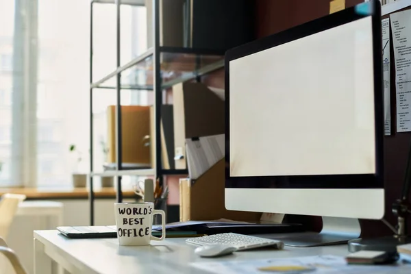 Monitor Desktop Computer Blank Screen Standing Workplace Broker Designer Mug — Stock Photo, Image