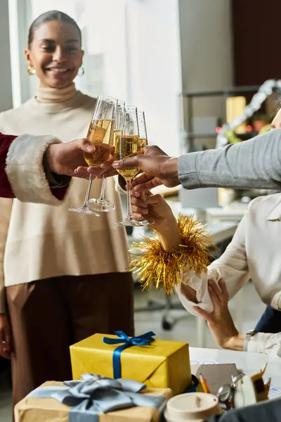 Heureux Jeunes Cols Blancs Interculturels Avec Des Flûtes Champagne Griller — Photo