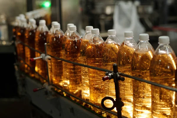 Group Capped Bottles Carbonated Beverage Moving Automated Robotic Conveyor Belt — Stock Photo, Image