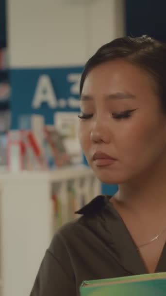 Close Pionowe Śledzenie Ujęcia Zmartwionych Młodych Azjatyckich Studentów Wychodzących Biblioteki — Wideo stockowe