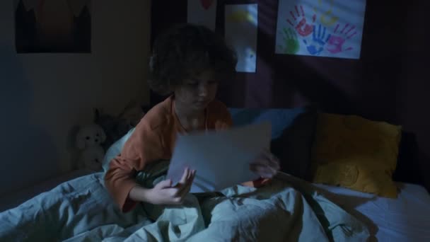 Beyaz Çocuğun Köpek Yavrusuyla Resim Çizdiği Geceleri Yatak Odasında Uyuduğu — Stok video