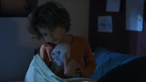 Kafkasyalı Bir Çocuğun Köpek Beslemeyi Oyuncak Bebeklere Sarılmayı Düşünüp Geceleri — Stok video