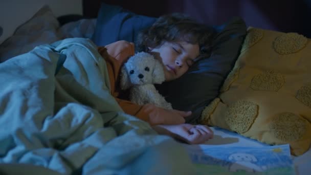 Μέτριο Πλάνο Του Καυκάσιου Μικρού Αγοριού Κοιμάται Στο Κρεβάτι Λευκό — Αρχείο Βίντεο