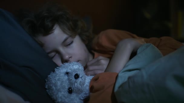 Крупним Планом Кавказька Дитина Спить Ліжку Обіймаючи Білого Плюшевого Собаку — стокове відео