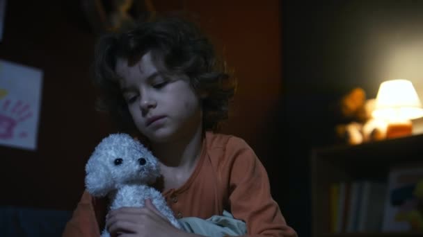 Zbliżenie Kaukaski Mały Chłopiec Przytulanie Biały Pies Pluszowy Sypialnia Nocy — Wideo stockowe