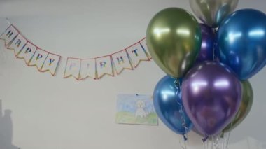 Hiç kimse oturma odasını balonlarla, çelenklerle ve evde doğum günü partisi için çocuklara şeker dolu masalarla donatmaz.