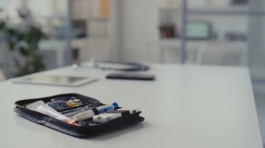 Glikoz ölçer, şırınga, kan testi şeritleri, neşter, insülin, hastaya randevudan önce hazırlanan şeker hastalığının test kitinin yakın plan görüntüsü.