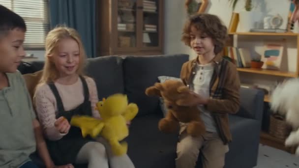 Panning Slowmo Dzieci Bawiących Się Wypchane Zabawki Zwierzęce Podczas Urodzin — Wideo stockowe