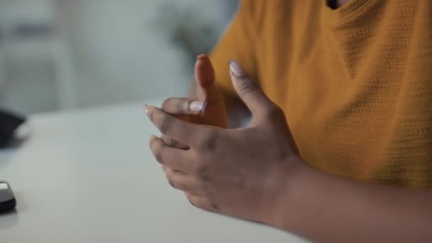 Împușcătură Înclinată Aproape Mâini Față Tânără Afro Americană Stresată Părul — Videoclip de stoc
