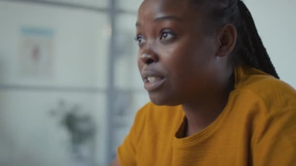 Genç Afrikalı Amerikalı Bir Kadının Klinikte Oturmuş Ile Konuşurken Elinde — Stok video