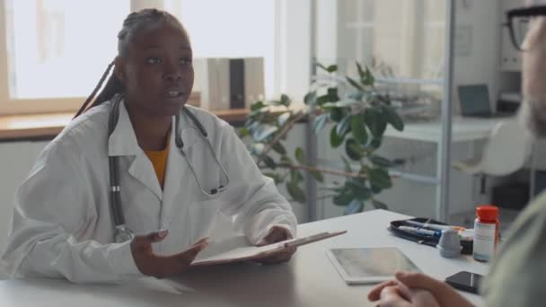 Média Foto Lateral Jovem Médica Afro Americana Atenta Sentada Consultório — Vídeo de Stock