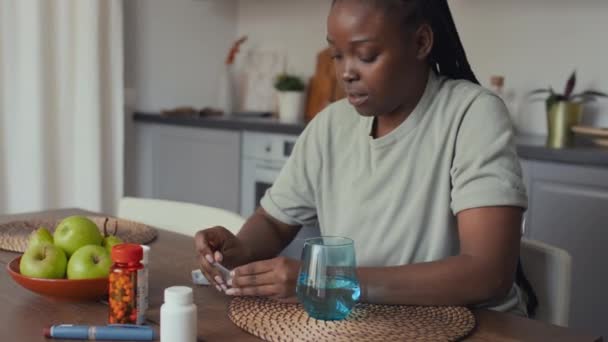 Közepes Lövés Fiatal Afro Amerikai Cukorbetegség Nyitó Tabletta Adagoló Kiveszi — Stock videók