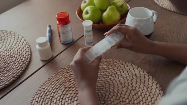 Közelkép Egy Felismerhetetlen Sötét Bőrű Kezéről Diabétesz Nyitó Tablettával Kapszulát — Stock videók