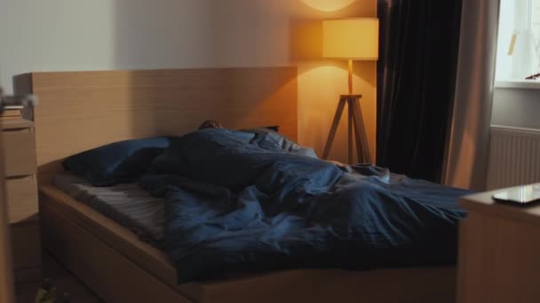 Filmagem Completa Jovem Afro Americana Dormindo Sozinha Cama Casal Casa — Vídeo de Stock