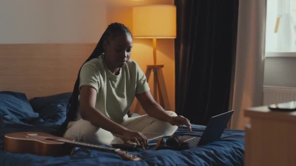 Teljes Felvétel Fiatal Afro Amerikai Női Zenész Cukorbeteg Ágyon Ukulele — Stock videók