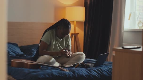 Повний Знімок Молодої Афроамериканської Жінки Діабетом Сидить Спальні Обрізає Палець — стокове відео